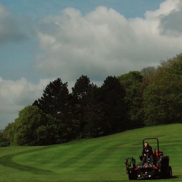 Our greenkeepers 1st thing this morning checking our fairways are ready to go for the bank holiday weekend! 🏌‍♂️⛳️ 🚜

#hoebridge #hoebridgegc #golfcenter #golf #greenkeeping #fairways #bankholidayweekend #summergolf #woking