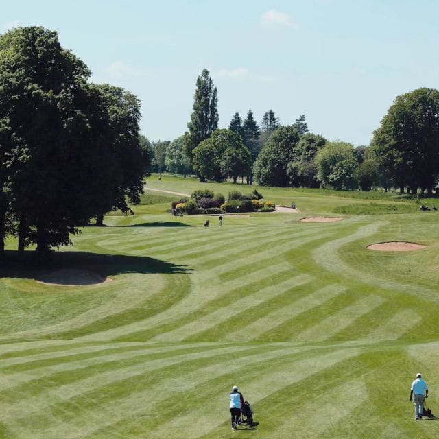 Look at those stripes down the 8th! 👀🔥🦓
One of our favourite views looking from the 8th tee towards the green. 😍

#hoebridge #hoebridgegc #golfcenter #golf #greenkeeping #lovegolf #woking