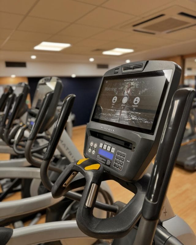 Here at @gymathoebridge we have state of the art @matrixfitness Cardio equipment which will not only help you maximise your fitness potential but also aid in distracting you from the hard sweat by tuning into your favourite Tv show or YouTube channel! For more info or to book your free trial contact 01482 722611 or info@hoebridgegc.co.uk #fitness #personaltrainer #gym #golfcentre #thegymathoebridge #fitnessgoals