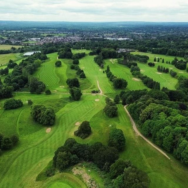 A nice little drone shot over the 6th hole main course taken by our multi talented green keeper @amyedwardsgreenkeeper ⛳️ 🚁 #dronephotography #golfcourses #golf #hoebridgegolfcentre